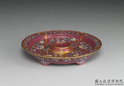 图片[2]-Hollyhock-shaped cup and tray set in yang-ts’ai enamels with incised red ground pattern of flower brocade and Indian lotus décor 1742 (Ch’ien-lung reign)-China Archive